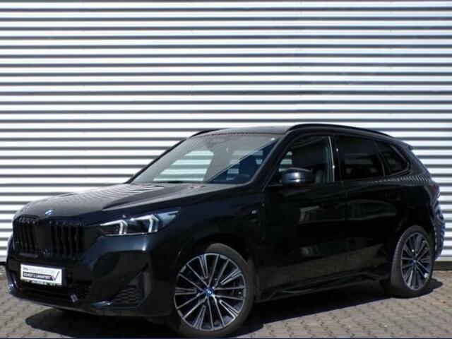 BMW iX1 xDrive30 M-SPORT (230kW/313pk) ** LED, LEDER, PANO, DRIV. ASS+, 20-inch LMV ** 1e EIG - UNFALLFREI ** ** INFORMEER OOK NAAR ONZE AANTREKKELIJKE FINANCIAL-LEASE TARIEVEN **