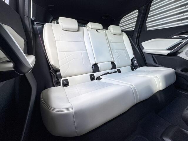 BMW iX1 eDrive20 67 kWh M Sport Edition Trekhaak | M Sport | Panoramadak