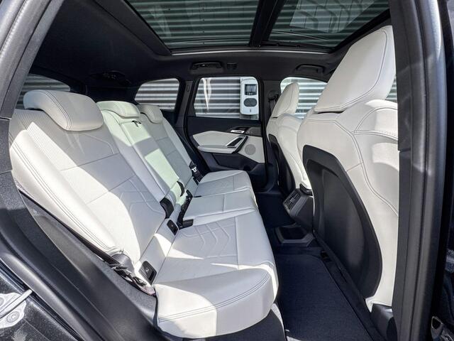 BMW iX1 eDrive20 67 kWh M Sport Edition Trekhaak | M Sport | Panoramadak