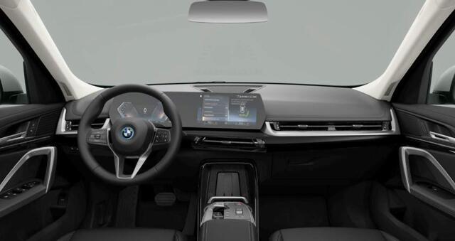 BMW iX1 xDrive30 xLine - Comfort Access - Getinte Ruiten - Grootlichtassistent - Interieurlijst Schwarz hoogglans - Raamomlijsting BMW Individual aluminium satiniert -