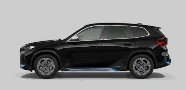 BMW iX1 xDrive30 xLine - Comfort Access - Getinte Ruiten - Grootlichtassistent - Interieurlijst Schwarz hoogglans - Raamomlijsting BMW Individual aluminium satiniert -
