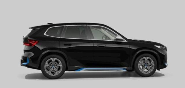 BMW iX1 xDrive30 xLine - Comfort Access - Getinte Ruiten - Grootlichtassistent - Interieurlijst Schwarz hoogglans - Raamomlijsting BMW Individual aluminium satiniert -