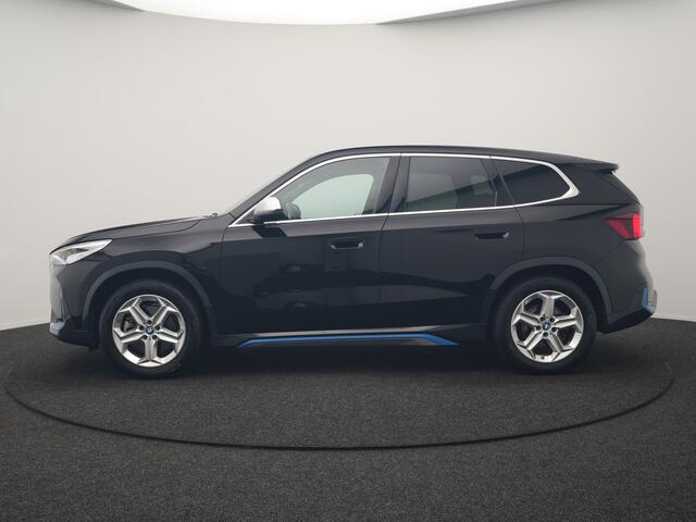 BMW iX1 xDrive30 X Line 67 kWh 313pk Dealer O.H. | Trekhaak Af Fabriek | Adaptive Cruise | Lederen Sportstoelen Massage & Verwarmd | Camera | Adaptief M-onderstel | Blis | Sfeerverlichting | Apple Carplay | Navigatie | DAB |