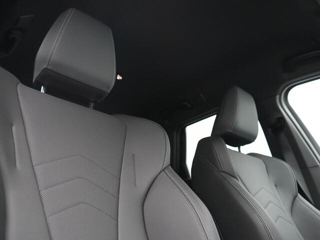 BMW iX1 xDrive30 X Line 67 kWh 313pk Dealer O.H. | Trekhaak Af Fabriek | Adaptive Cruise | Lederen Sportstoelen Massage & Verwarmd | Camera | Adaptief M-onderstel | Blis | Sfeerverlichting | Apple Carplay | Navigatie | DAB |