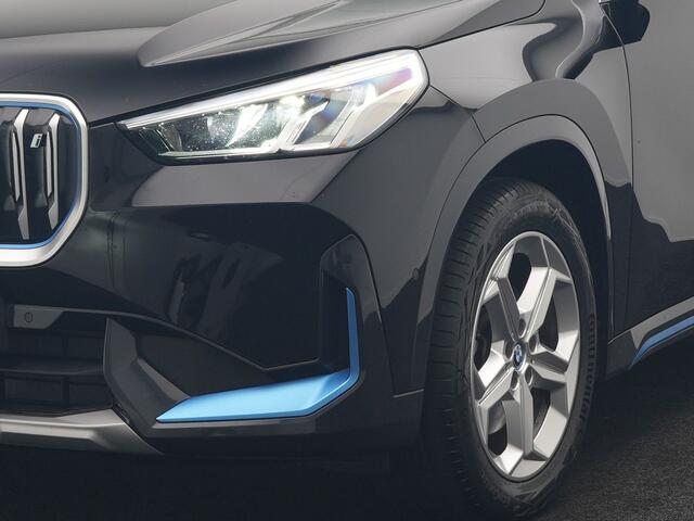 BMW iX1 xDrive30 X Line 67 kWh 313pk Dealer O.H. | Trekhaak Af Fabriek | Adaptive Cruise | Lederen Sportstoelen Massage & Verwarmd | Camera | Adaptief M-onderstel | Blis | Sfeerverlichting | Apple Carplay | Navigatie | DAB |