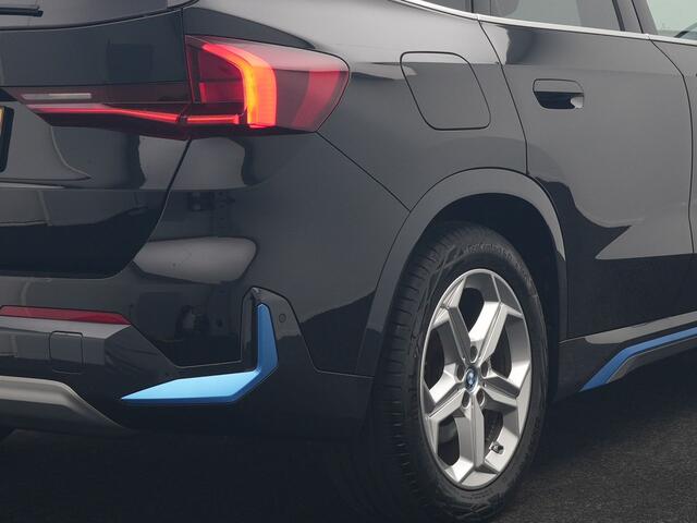 BMW iX1 xDrive30 X Line 67 kWh 313pk Dealer O.H. | Trekhaak Af Fabriek | Adaptive Cruise | Lederen Sportstoelen Massage & Verwarmd | Camera | Adaptief M-onderstel | Blis | Sfeerverlichting | Apple Carplay | Navigatie | DAB |