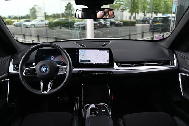 BMW iX1 eDrive20 M Sport / Sportstoelen / Achteruitrijcamera / Stoelverwarming / PDC