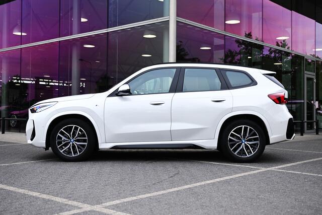BMW iX1 eDrive20 M Sport / Sportstoelen / Achteruitrijcamera / Stoelverwarming / PDC