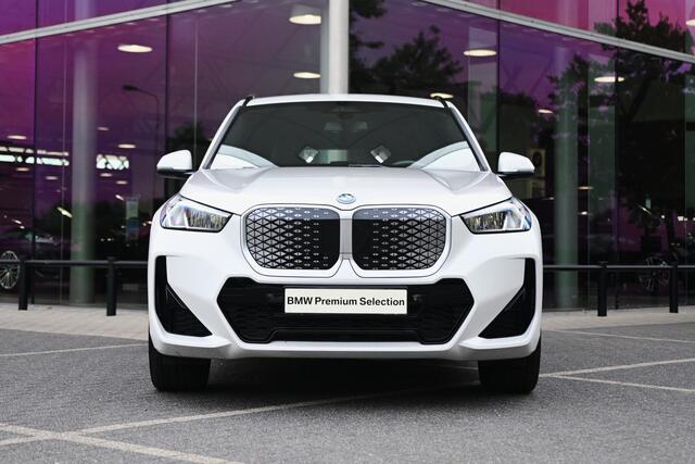 BMW iX1 eDrive20 M Sport / Sportstoelen / Achteruitrijcamera / Stoelverwarming / PDC