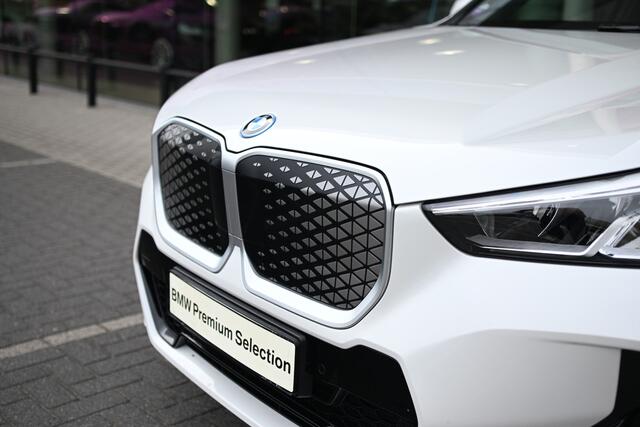BMW iX1 eDrive20 M Sport / Sportstoelen / Achteruitrijcamera / Stoelverwarming / PDC