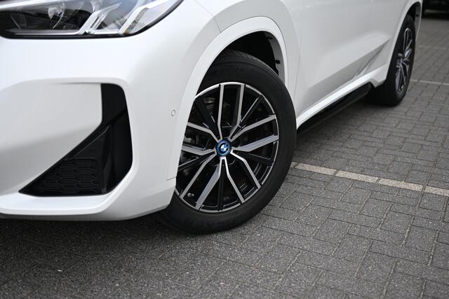 BMW iX1 eDrive20 M Sport / Sportstoelen / Achteruitrijcamera / Stoelverwarming / PDC