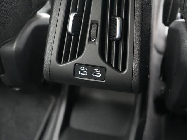 BMW iX1 xDrive30 67 kWh 313pk Dealer O.H. | Trekhaak Af Fabriek | Camera | Adaptief M Onderstel | Voorstoelen Verwarmd | Blis | Keyless | Apple Carplay | Adaptive LED | Sfeerverlichting | Widescreen Navi | DAB |