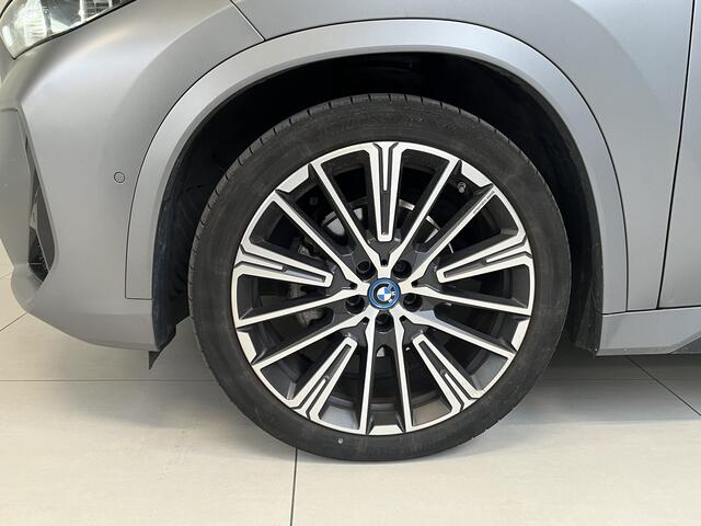 BMW iX1 eDrive20 67 kWh M-Sport | Panorama | 20" | Massage | Head-Up | Stoelverwarming