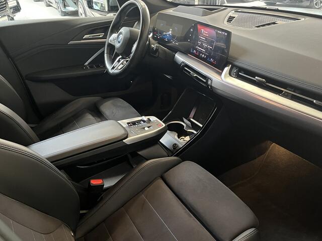 BMW iX1 eDrive20 67 kWh M-Sport | Panorama | 20" | Massage | Head-Up | Stoelverwarming