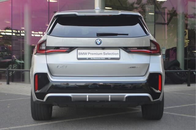 BMW iX1 xDrive30 M Sport Automaat / Panoramadak / Trekhaak / Sportstoelen / Comfort Access / Adaptieve LED / Head-Up / Harman-Kardon