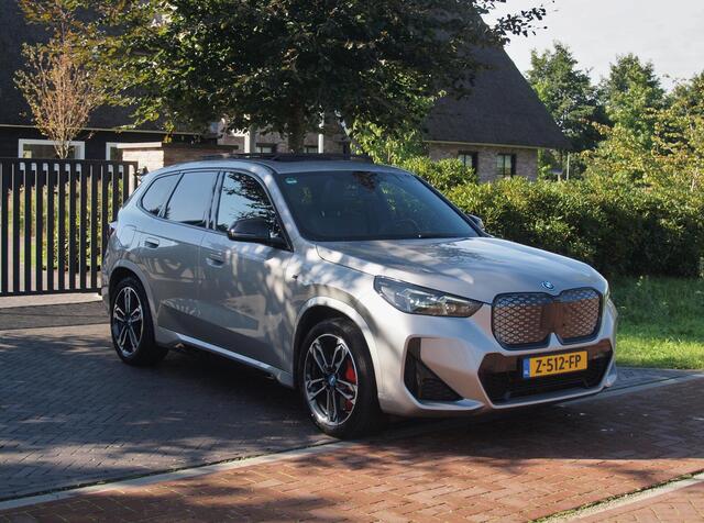 BMW iX1 xDrive30 67 kWh Panoramadak | Camera | Sfeerverlichting | Apple Carplay | Sportstoelen | NL-Auto |