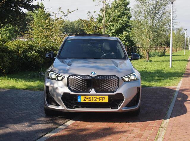 BMW iX1 xDrive30 67 kWh Panoramadak | Camera | Sfeerverlichting | Apple Carplay | Sportstoelen | NL-Auto |