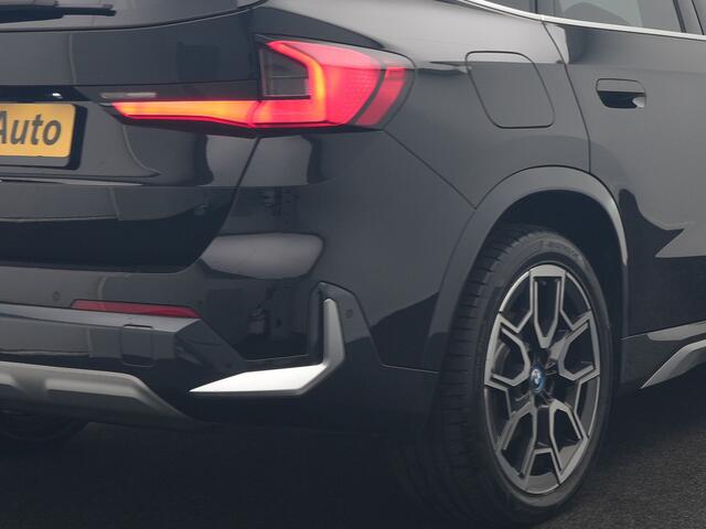 BMW iX1 xDrive30 X Line 67 kWh 313pk Dealer O.H. | Trekhaak Af Fabriek | Panodak | Head Up | Adaptive Cruise | 360 Camera | Harman / Kardon | Lederen Sportstoelen Massage & Memory | Keyless | Sfeerverlichting | Stoelen & Stuur Verwarmd | Apple Carplay | Widescreen Navi | DAB | 19"L.M |