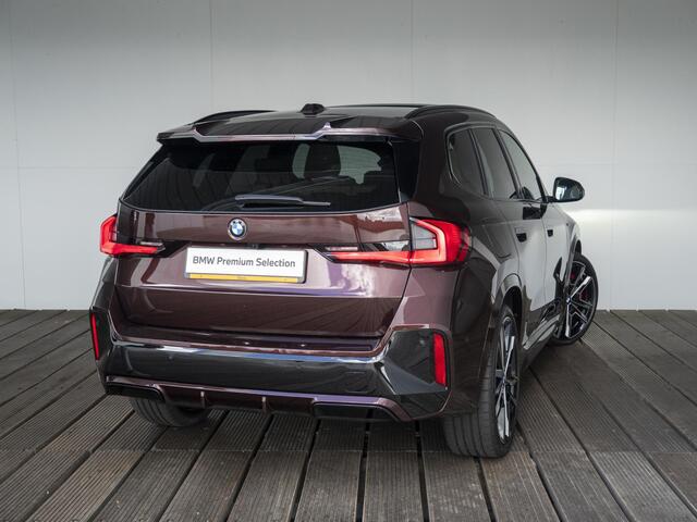 BMW iX1 eDrive20 | M Sportpakket Pro | Comfort Access | Panoramadak | Harman Kardon | Voorstoelen verwarmd | 21 inch