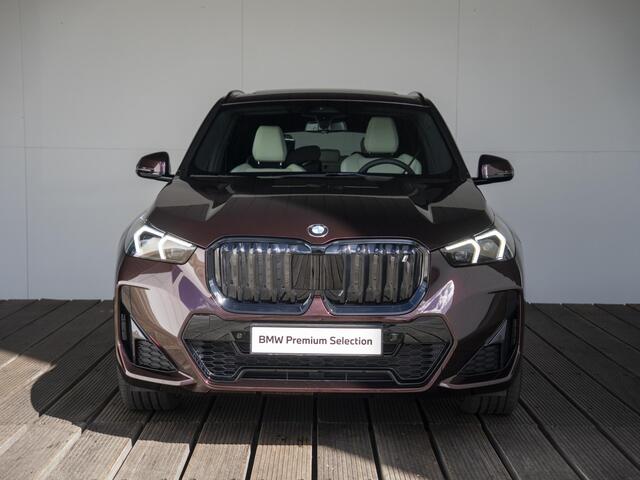 BMW iX1 eDrive20 | M Sportpakket Pro | Comfort Access | Panoramadak | Harman Kardon | Voorstoelen verwarmd | 21 inch