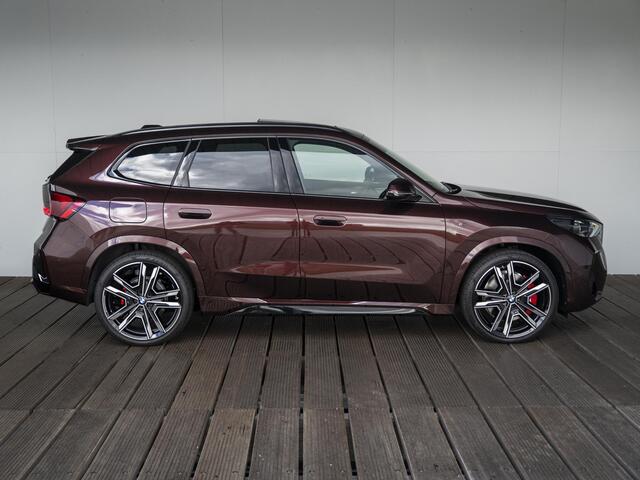 BMW iX1 eDrive20 | M Sportpakket Pro | Comfort Access | Panoramadak | Harman Kardon | Voorstoelen verwarmd | 21 inch
