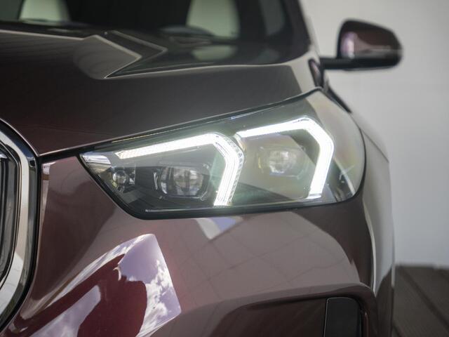 BMW iX1 eDrive20 | M Sportpakket Pro | Comfort Access | Panoramadak | Harman Kardon | Voorstoelen verwarmd | 21 inch