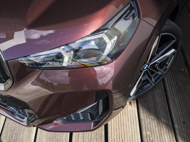 BMW iX1 eDrive20 | M Sportpakket Pro | Comfort Access | Panoramadak | Harman Kardon | Voorstoelen verwarmd | 21 inch
