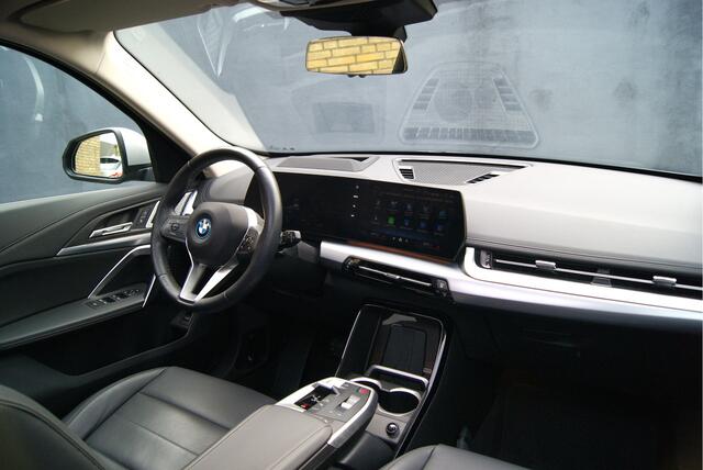 BMW iX1 eDrive20 67 kWh 204PK X-Line Panoramadak/Leer/Harman-K/Memory/HUD/360camera/NL Auto