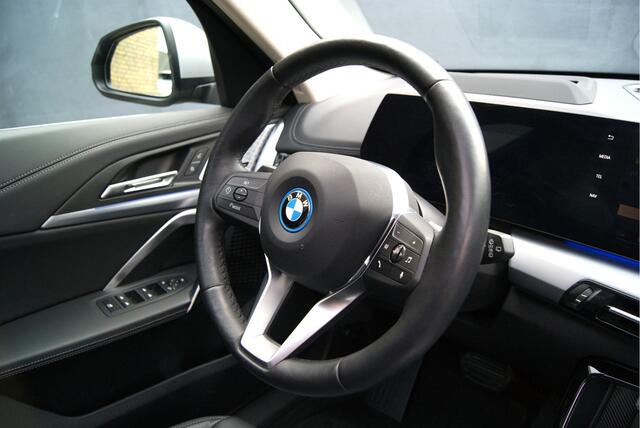 BMW iX1 eDrive20 67 kWh 204PK X-Line Panoramadak/Leer/Harman-K/Memory/HUD/360camera/NL Auto