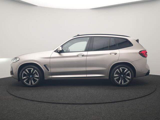 BMW iX3 M Sport 80 kWh 286pk Dealer O.H | Panodak | Adaptive Cruise | Camera | Lederen Sportstoelen Memory & Verwarmd | Sfeerverlichting | Blis | Apple Carplay | Navigatie | DAB | 19"L.M