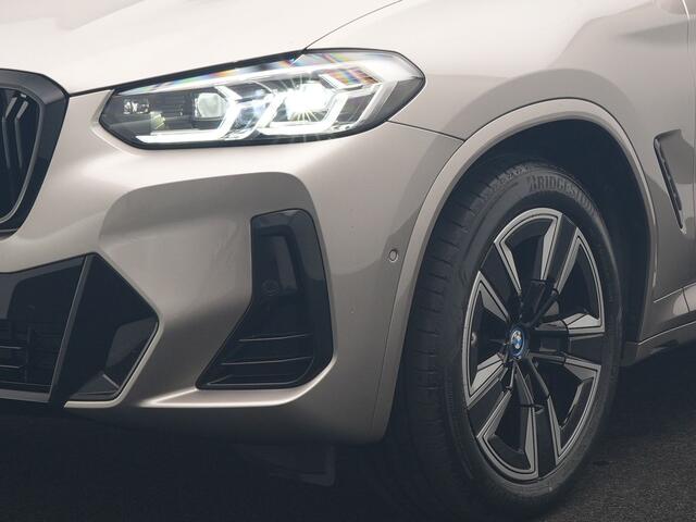 BMW iX3 M Sport 80 kWh 286pk Dealer O.H | Panodak | Adaptive Cruise | Camera | Lederen Sportstoelen Memory & Verwarmd | Sfeerverlichting | Blis | Apple Carplay | Navigatie | DAB | 19"L.M