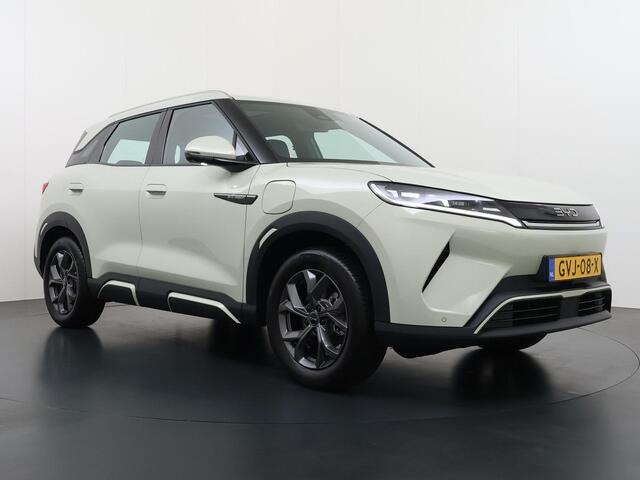 BYD ATTO 2 Boost 45 kWh DIRECT LEVERBAAR | VOLLEDIGE BYD FABRIEKSGARANTIE T/M 11-2030 OF 150.000 KM | STOEL- & STUURVERWARMING | ADAPTIEVE CRUISE | 360° CAMERA | PANORAMADAK | DODEHOEKASSISTENT | ORIGINEEL NL AUTO