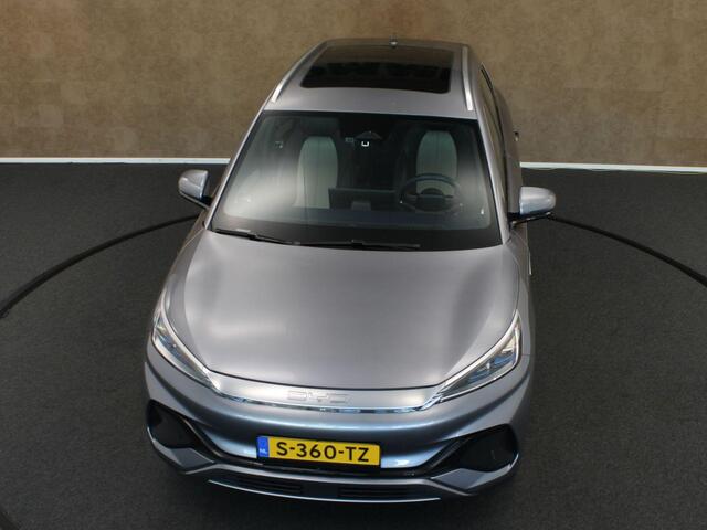BYD Atto 3 Design 60 kWh - ORIGINEEL NEDERLANDSE AUTO - AFKOMSTIG VAN 1E EIGENAAR - 3 FASE - CAMERA - PARKEERSENSOREN VOOR/ ACHTER - NAVIGATIE - APPLE CARPLAY/ ANDROID AUTO - ELEKTRISCHE ACHTERKLEP - BEIDE STOELEN ELEKTRISCH VERSTELBAAR - PANORAMADAK - 2 LAADKABELS 