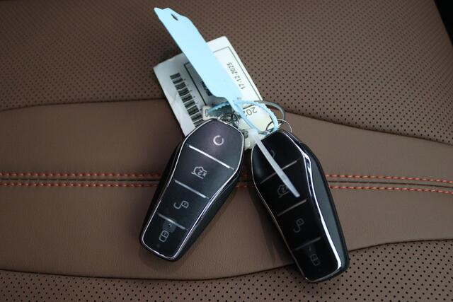 BYD Seal U 1.5 DM-i FWD Boost Black & Brown | Schuifdak | Elektr. stoelen | Camera | Lederen bekleding | Navi | Head Up | ACC |