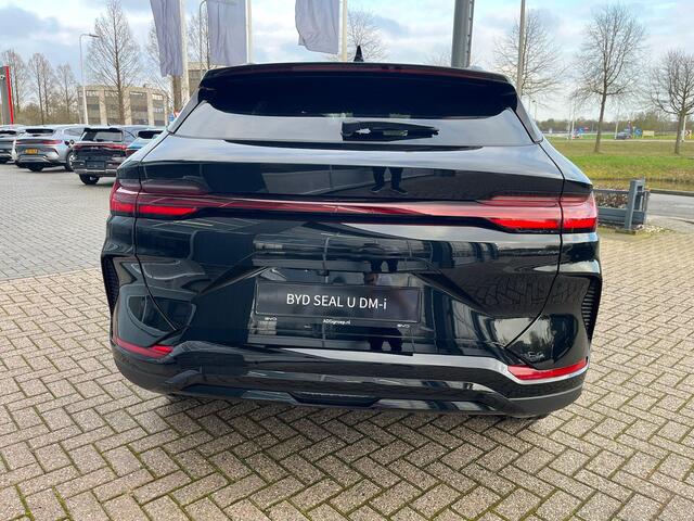 BYD Seal U 1.5 DM-i FWD Boost | ADG Black Edition | Uniek| Black-on-Black| Rode remklauwen| 20 Inch velgen | 1080 KM | Panorama dak | Apple Carplay | Navigatie | 360 graden camera