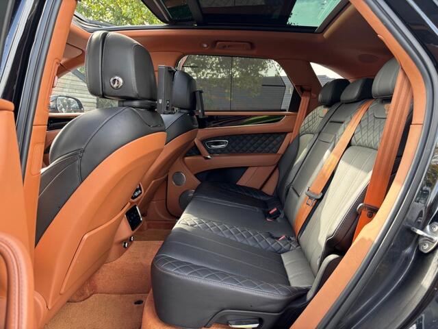 Bentley Bentayga 6.0 W12 Mulliner 2018 Zwart Carbon Akraprovic