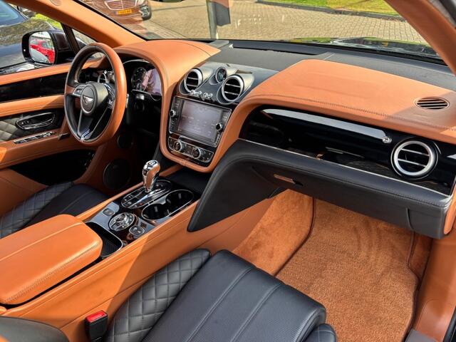 Bentley Bentayga 6.0 W12 Mulliner 2018 Zwart Carbon Akraprovic