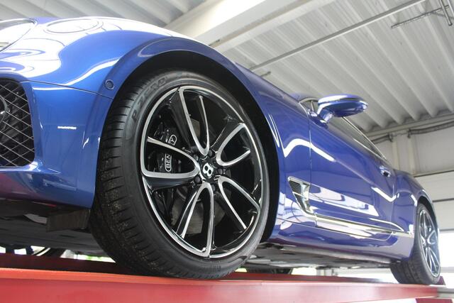 Bentley CONTINENTAL New GT 6.0 W12 "2.800 km" Presented in Moroccan Blue with coloursplit blue leather interior and Burr Walnut veneer, 2.800 kilometers and one owner from new, Newly delivered in Luxembourg, Full Bentley service history,