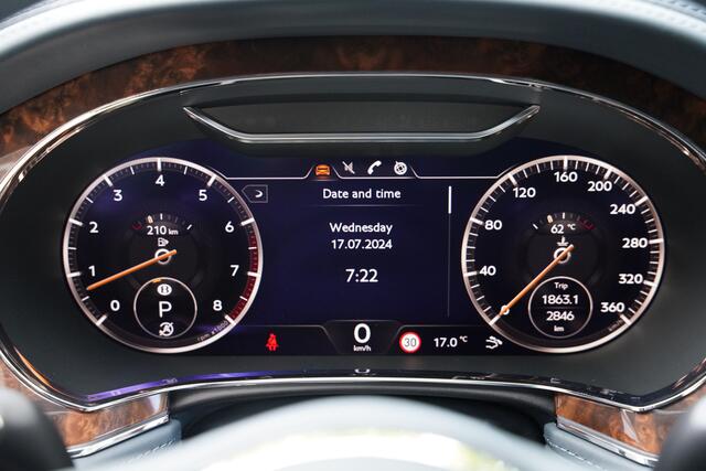 Bentley CONTINENTAL New GT 6.0 W12 "2.800 km" Presented in Moroccan Blue with coloursplit blue leather interior and Burr Walnut veneer, 2.800 kilometers and one owner from new, Newly delivered in Luxembourg, Full Bentley service history,