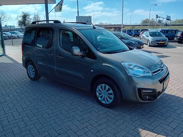 Citroen BERLINGO 1.2 PureTech XTR, Airco(automatisch), Multimediasysteem, Navigatie, Cruise control, Bluetooth, Panorama dak, Parkeersensoren, Stoelverwarming, Elektrische ramen en spiegels(inklapbaar), Centrale vergrendeling met AB, Achterklep tweedelig, Zeer nette auto,