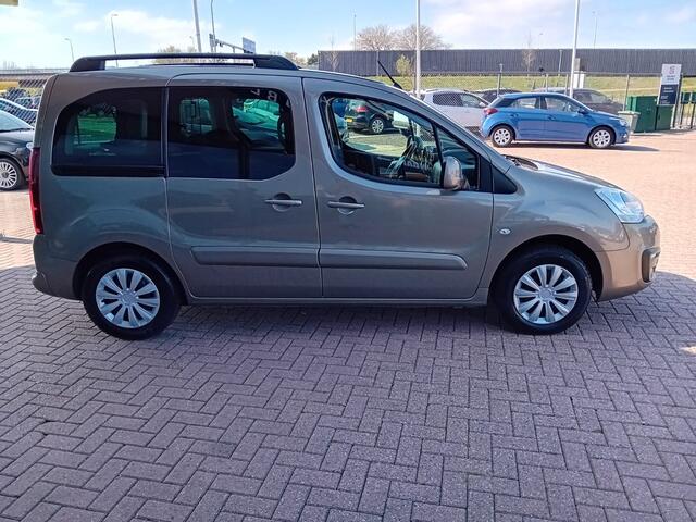 Citroen BERLINGO 1.2 PureTech XTR, Airco(automatisch), Multimediasysteem, Navigatie, Cruise control, Bluetooth, Panorama dak, Parkeersensoren, Stoelverwarming, Elektrische ramen en spiegels(inklapbaar), Centrale vergrendeling met AB, Achterklep tweedelig, Zeer nette auto,