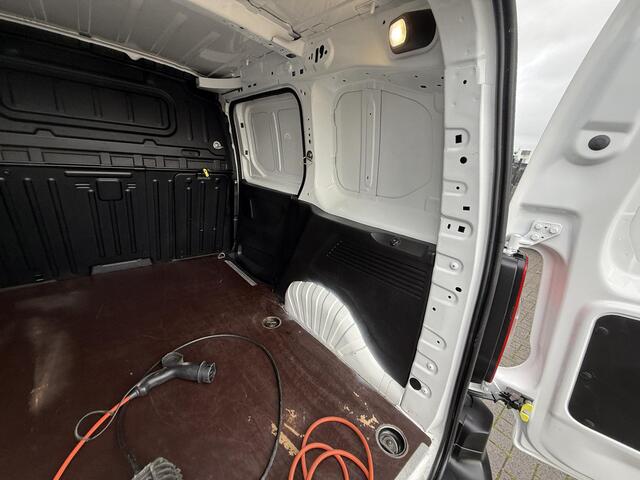 Citroen BERLINGO ë-Berlingo Club 50 kWh 3 Zitplaatsen Climate Control 16" velgen 2x Camera Carplay