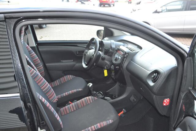 Citroen C1 1.0 VTi Feel I AIRCO I 5 DEUREN I PARKEERSENSOREN ACHTER I RADIO+BLUETOOTH+USB+AUX AANSLUITING I RESERVEWIEL I PRIVACY GLASS I KLEUR ZWART I