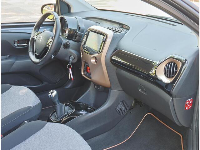 Citroen C1 1.0 VTi Origins | Apple Carplay/Android Auto | Achteruitrijcamera | Climate Control | Bluetooth | Automatisch dimlicht | Radio / MP3 speler met USB + stuurwielbediening | Dealeronderhouden | Lederen stuurwiel | Privacy Glass | 15" lichtmetalen velgen |
