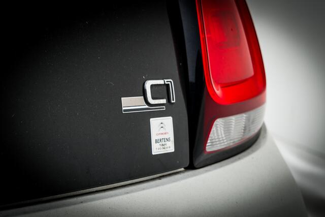 Citroen C1 1.0 73 Pk VTi Origine | NED Auto | 1 Eigenaar | 40 DKM | Uniek Twotone kleurstelling. | Camera | 15 Inch Lmv Zwart | Led | Apple/Android | Airco | Extra getint glas achter |