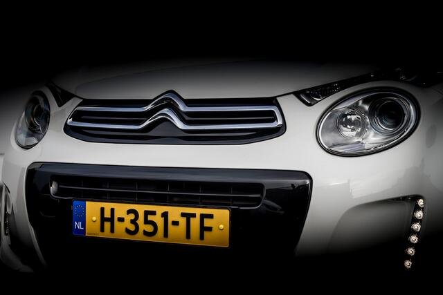 Citroen C1 1.0 73 Pk VTi Origine | NED Auto | 1 Eigenaar | 40 DKM | Uniek Twotone kleurstelling. | Camera | 15 Inch Lmv Zwart | Led | Apple/Android | Airco | Extra getint glas achter |