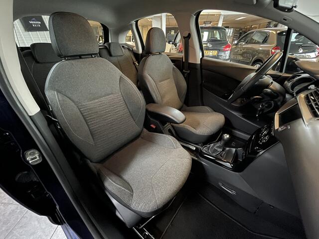 Citroen C3 1.2 PureTech Selection Climate control, Navigatie, Parkeersensoren.