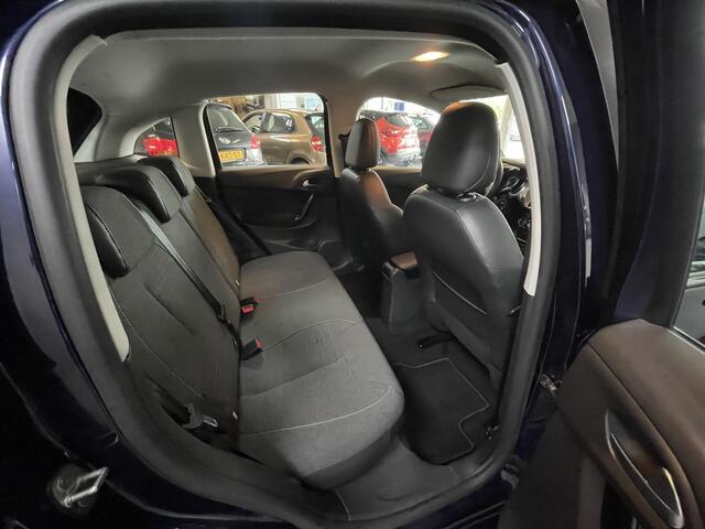 Citroen C3 1.2 PureTech Selection Climate control, Navigatie, Parkeersensoren.