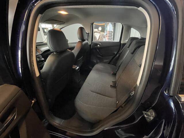Citroen C3 1.2 PureTech Selection Climate control, Navigatie, Parkeersensoren.