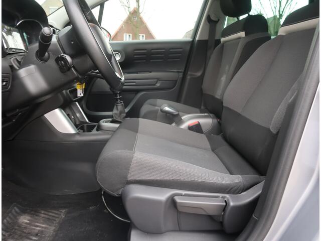 Citroen C3 Aircross 110 Pk Benzine Hoge Zit (Helaas Krassen rechts zie foto) * Navigatie * Climate & Cruise Control * DAB Radio * Apple Car Play & Android Auto * Parkeersensoren * Vingerhoets: Vierde Generatie Eersteklas Service !